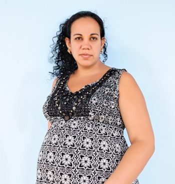 Una mujer embarazada.